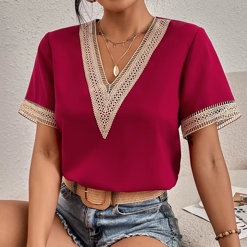 Denisa – Sommerbluse mit Spitzendetail und V-Ausschnitt