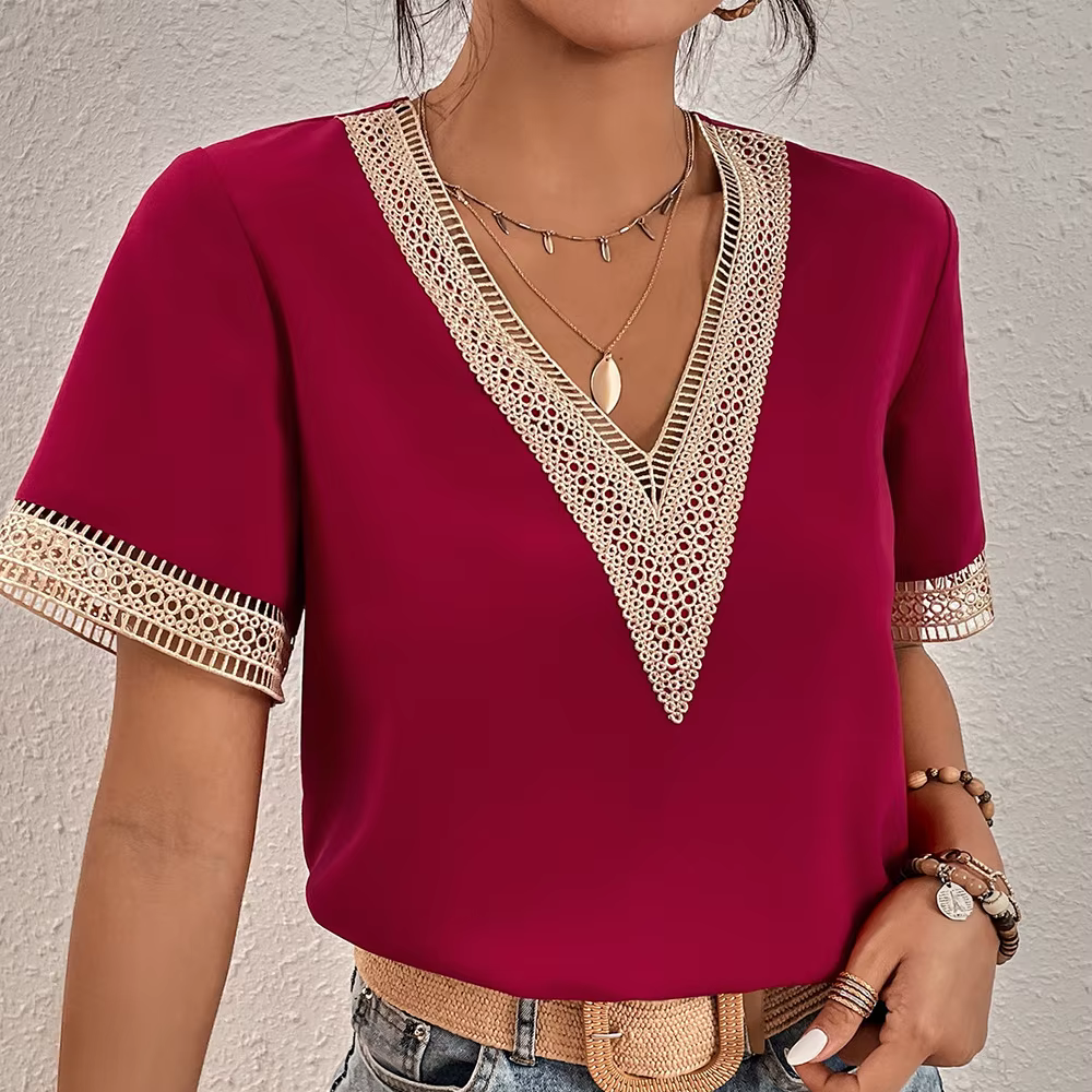Denisa – Sommerbluse mit Spitzendetail und V-Ausschnitt