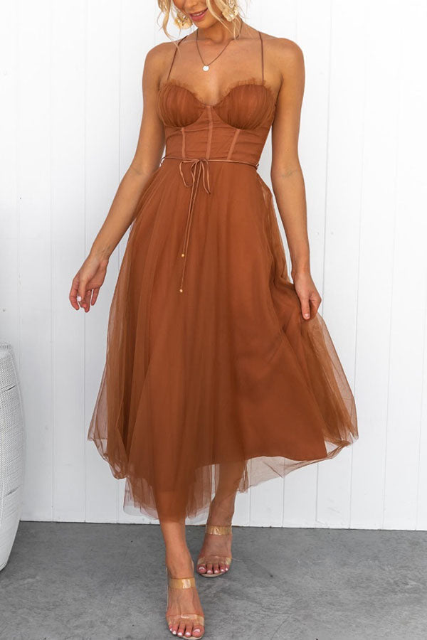 Ärmelloses Damen-Midikleid mit dünnen Trägern für den Sommer