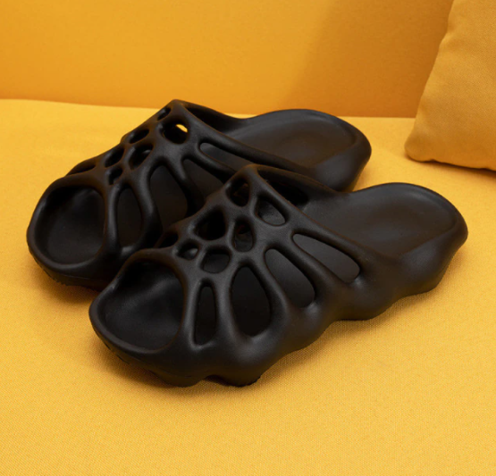 Plateau-Slipper mit Cut-Outs für Sommer 2025