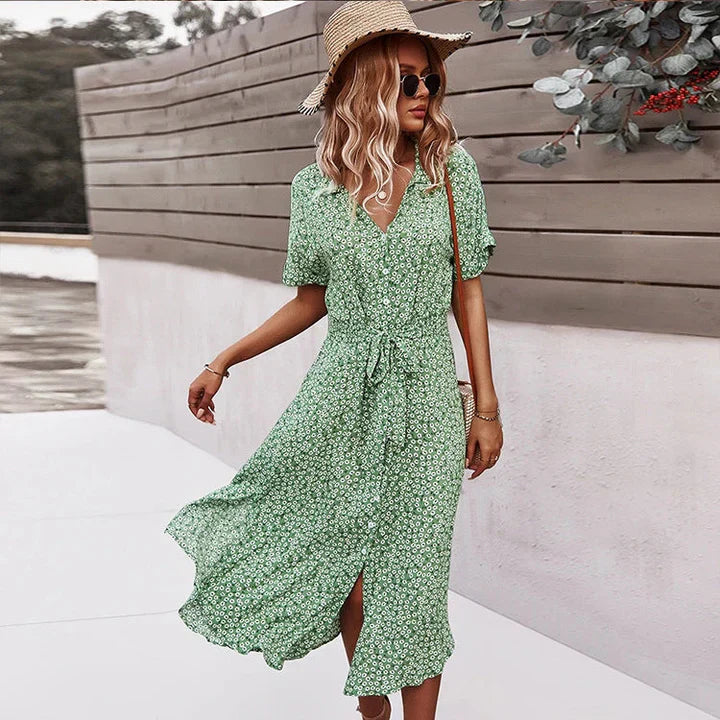 Blumiges Sommerkleid mit Knopfleiste und Taillengürtel – Luftiges Midi-Kleid mit kurzen Ärmeln