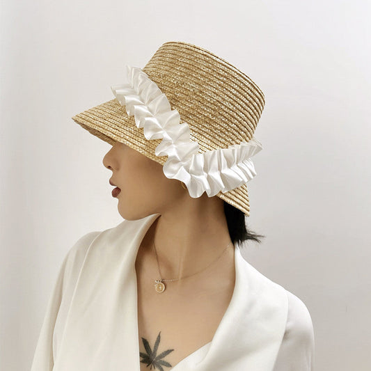 Geflochtener Sommerhut mit Falten und Streifen – BreezyStripes