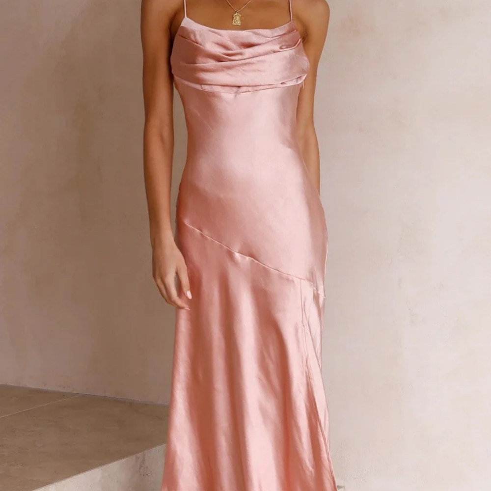 Emeraude - Elegantes Satin-Kleid mit gerolltem Ausschnitt