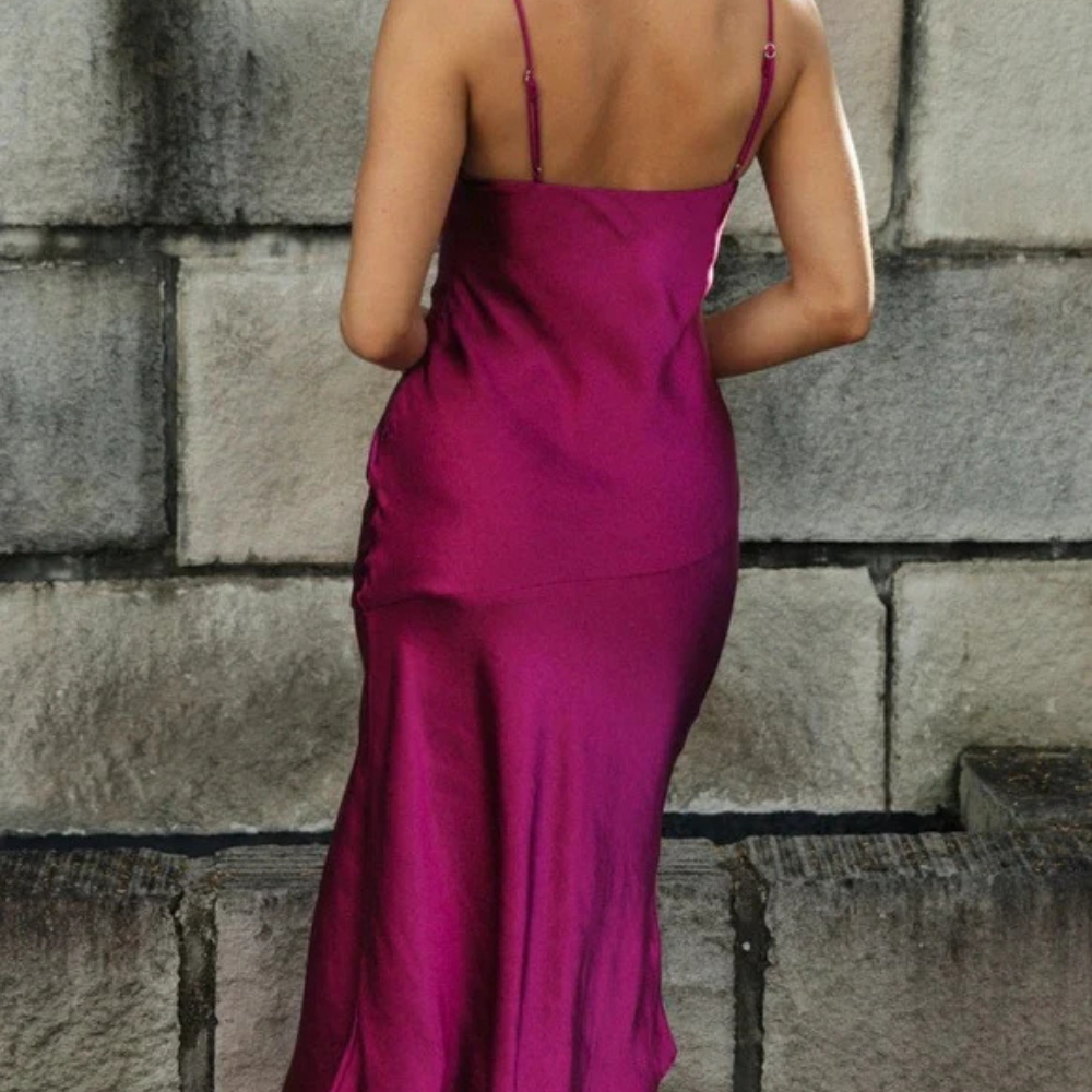 Emeraude - Elegantes Satin-Kleid mit gerolltem Ausschnitt