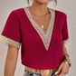 Denisa – Sommerbluse mit Spitzendetail und V-Ausschnitt