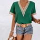 Denisa – Sommerbluse mit Spitzendetail und V-Ausschnitt