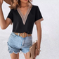 Denisa – Sommerbluse mit Spitzendetail und V-Ausschnitt