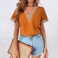 Denisa – Sommerbluse mit Spitzendetail und V-Ausschnitt