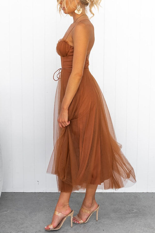 Ärmelloses Damen-Midikleid mit dünnen Trägern für den Sommer