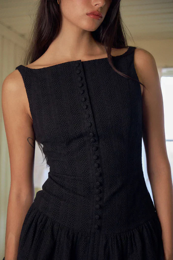 Sagira - Schwarzes Kleid mit Knöpfen und Ausschnitt