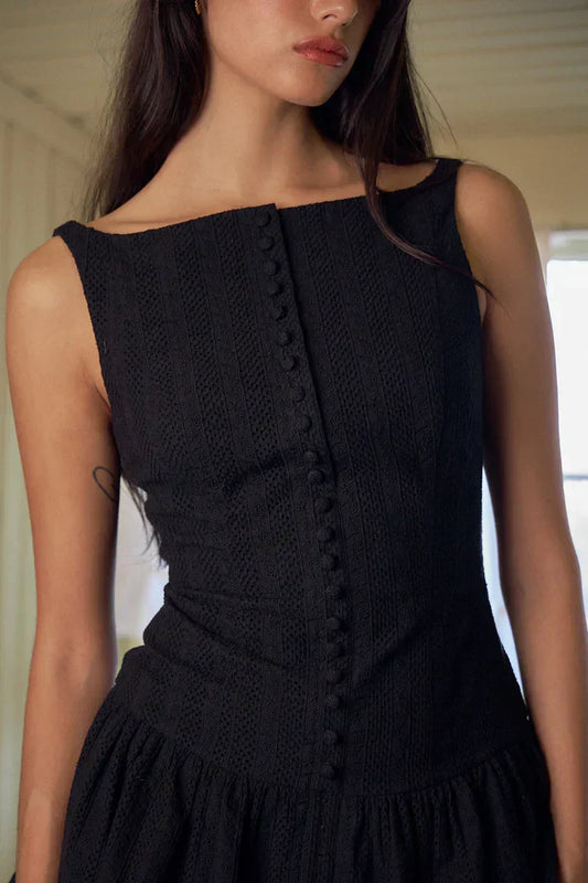 Sagira - Schwarzes Kleid mit Knöpfen und Ausschnitt