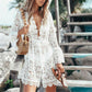 Boho Strandkleid aus Spitze – Luftiger Häkelspitzen-Overall mit V-Ausschnitt, Sommerlicher Beach-Look