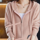 – Einfarbiger rosa Hoodie