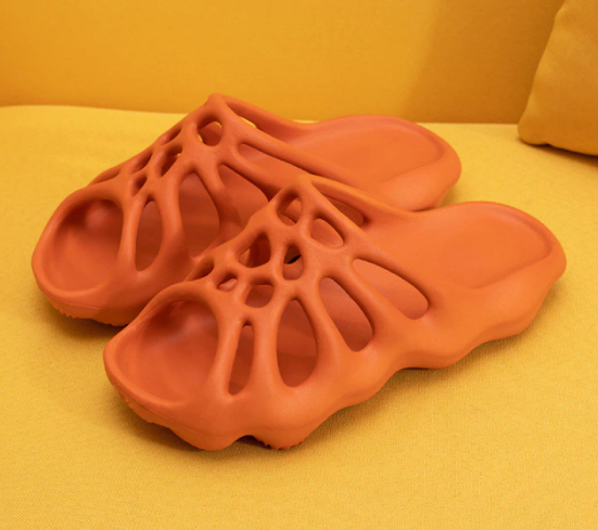 Plateau-Slipper mit Cut-Outs für Sommer 2025