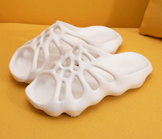 Plateau-Slipper mit Cut-Outs für Sommer 2025