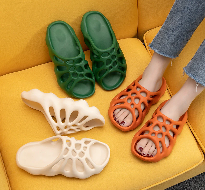 Plateau-Slipper mit Cut-Outs für Sommer 2025