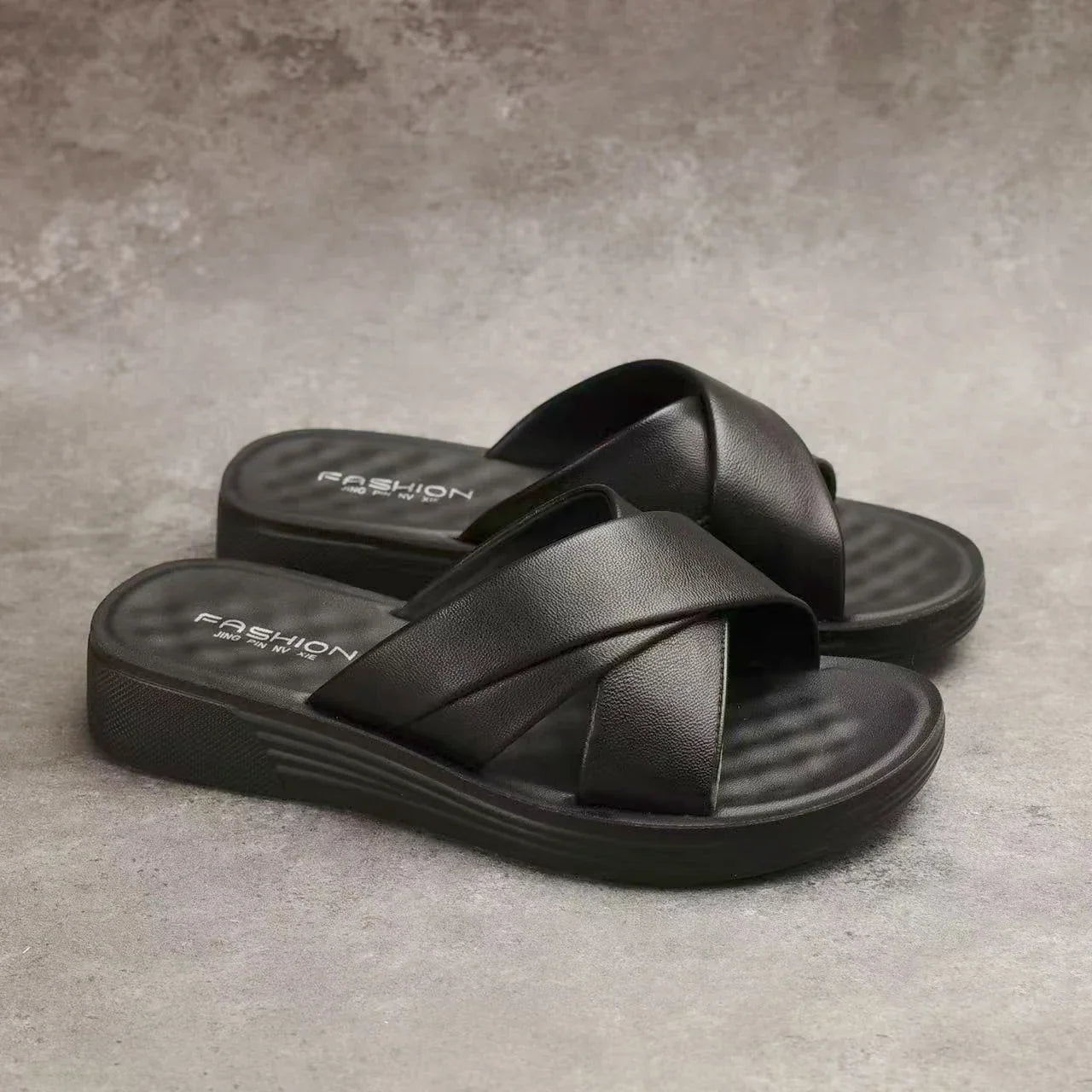 Damen Wedge-Slipper aus Lederimitat mit offener Zehenpartie – Cassy