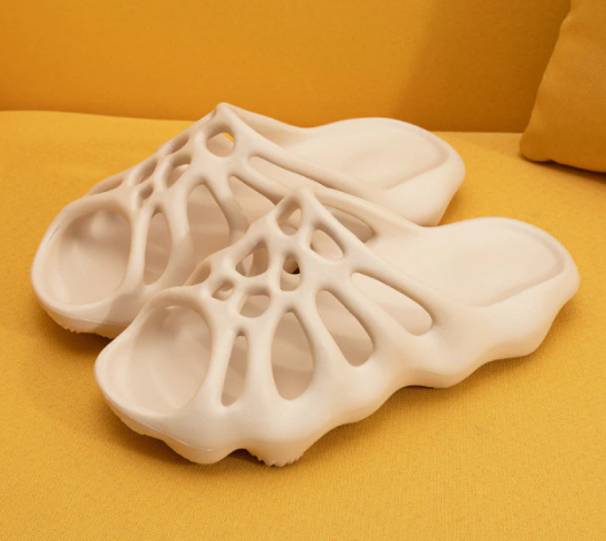 Plateau-Slipper mit Cut-Outs für Sommer 2025