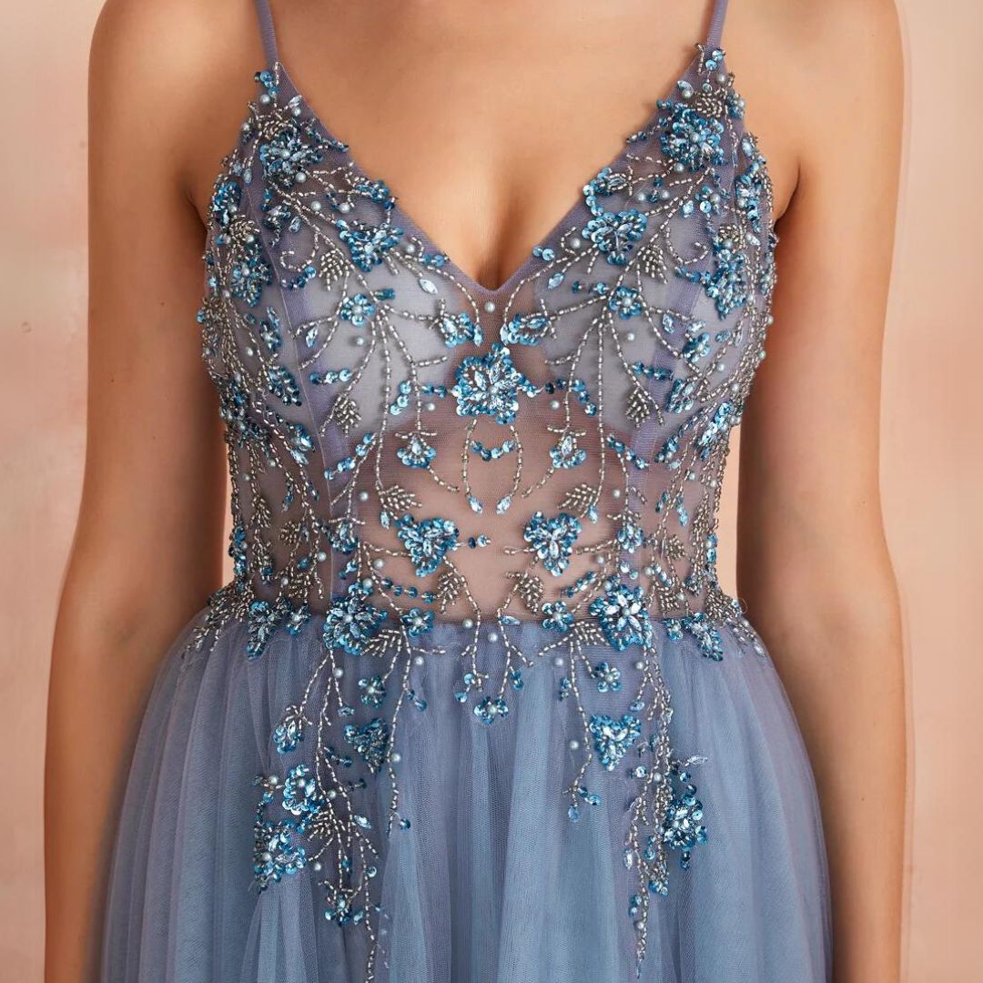 Tüllkleid mit Schlitz und V-Ausschnitt - Frühling 2025 Kollektion