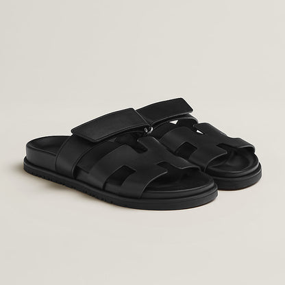 Herren Leder-Sandalen – Stilvolle schwarze Pantoletten mit verstellbarem Riemen