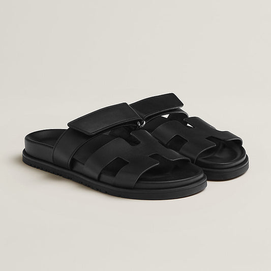 Herren Leder-Sandalen – Stilvolle schwarze Pantoletten mit verstellbarem Riemen