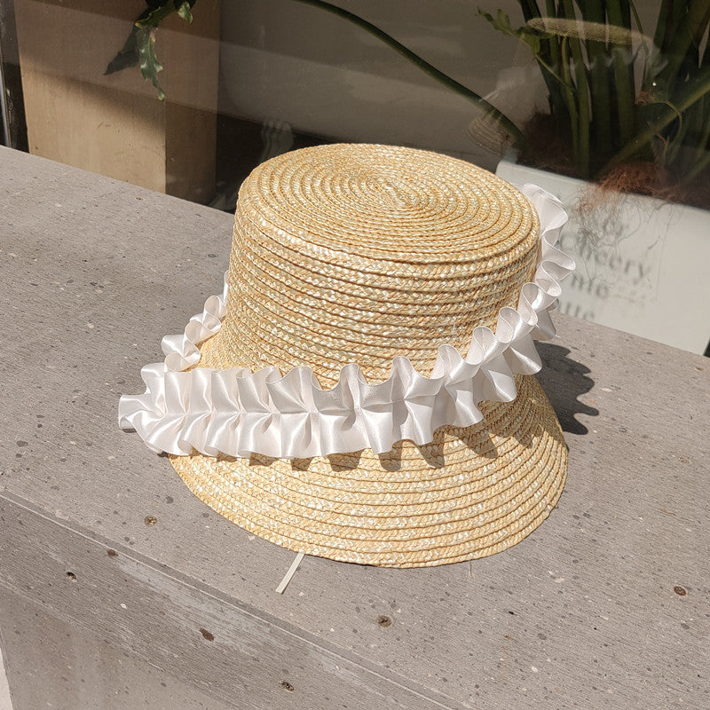 Geflochtener Sommerhut mit Falten und Streifen – BreezyStripes