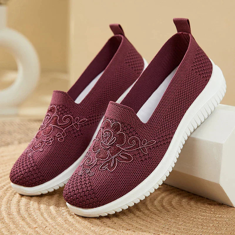 Sandale BreezeWalk | Atmungsaktive Damensandale mit Stickerei für Sommer 2025