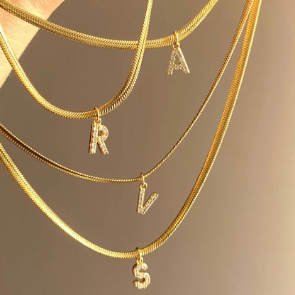 Goldene Initialen-Kette – Ella