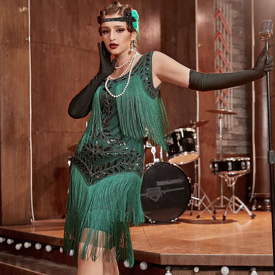 Pailletten- und Fransenkleid für Sommer 2025 von Camilla Gatsby