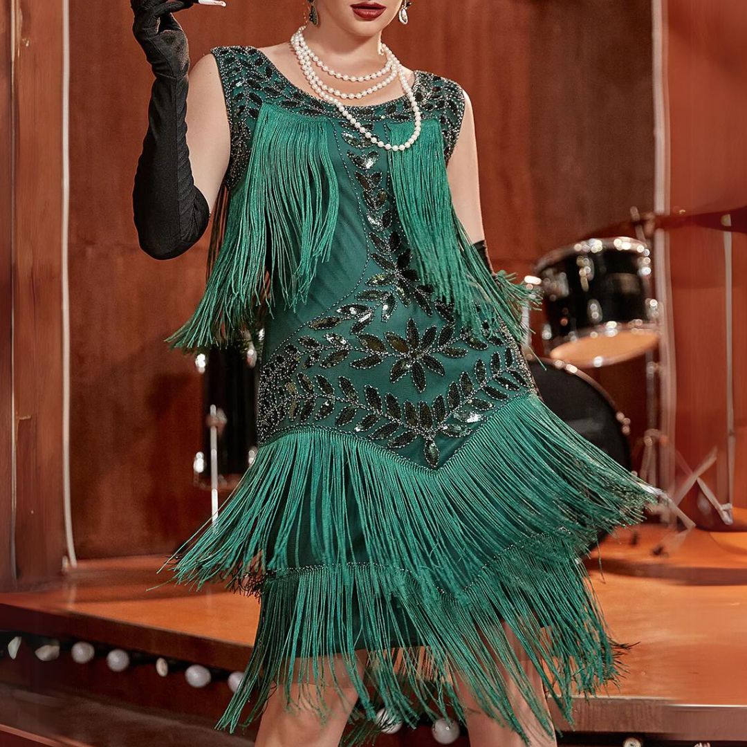 Pailletten- und Fransenkleid für Sommer 2025 von Camilla Gatsby