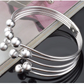 Weit offenes Armband mit Silberperlen
