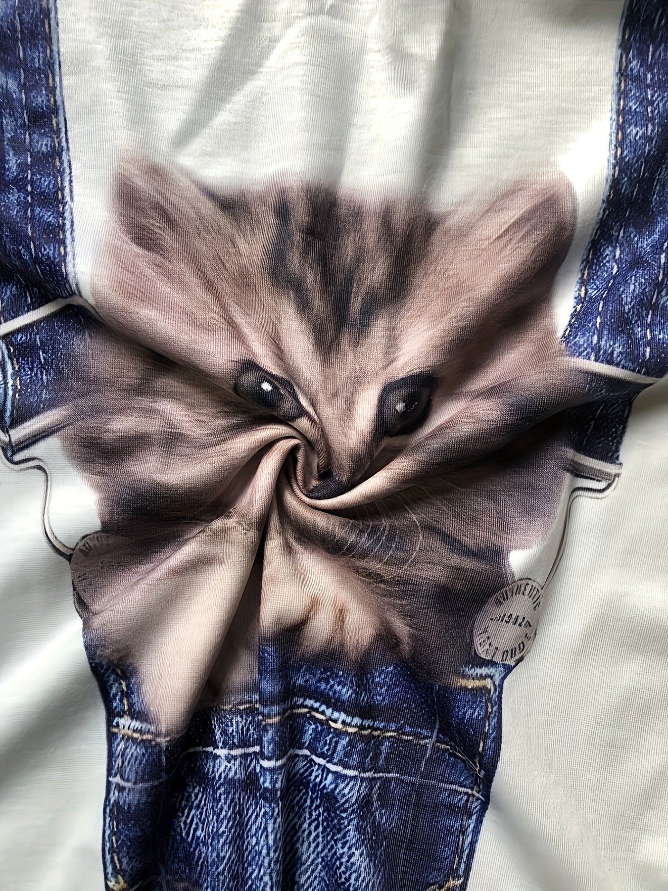 T-Shirt mit Katzenprint und trendigen Farbblock-Details für Sommer 2025 – Celeste