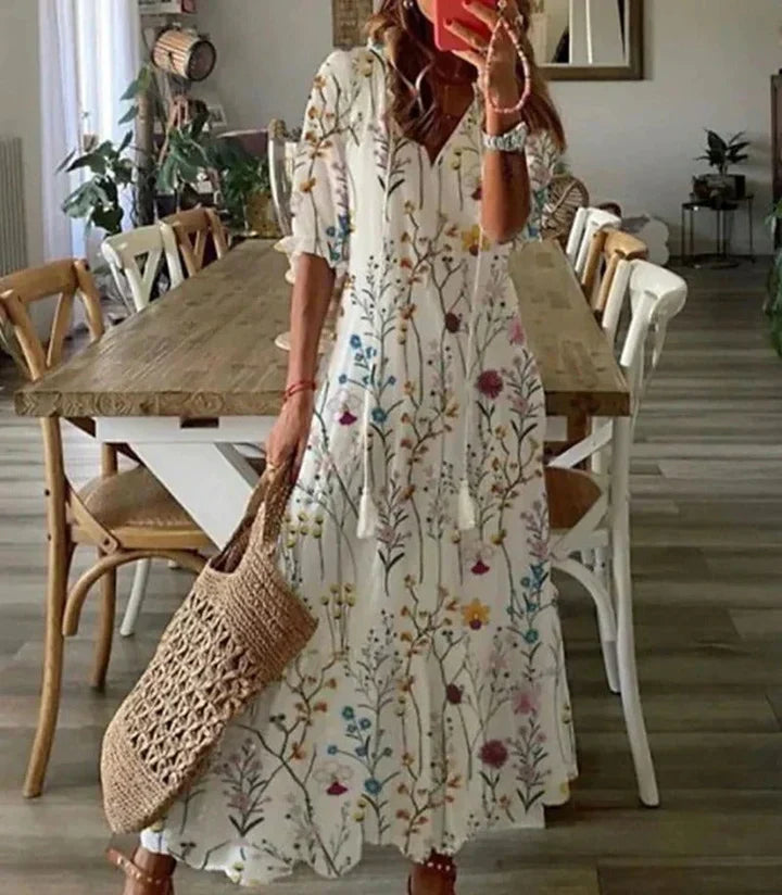 Boho Maxikleid in Weiß mit Blumenmuster – Luftiges Sommerkleid mit V-Ausschnitt und Quasten