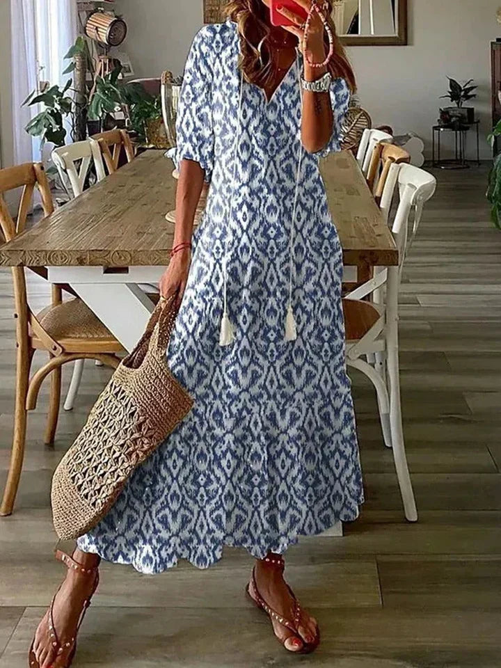 Boho Maxikleid in Weiß mit Blumenmuster – Luftiges Sommerkleid mit V-Ausschnitt und Quasten