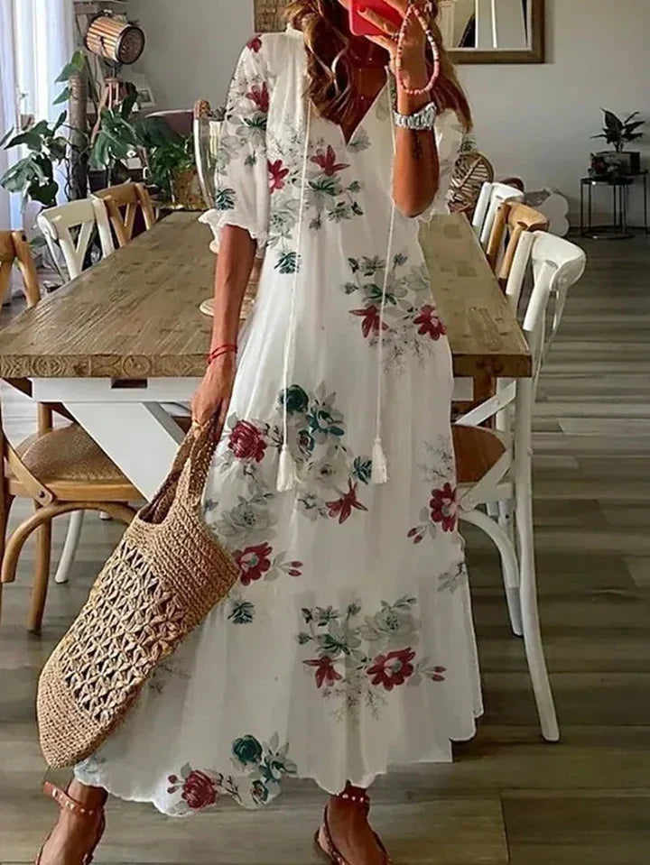 Boho Maxikleid in Weiß mit Blumenmuster – Luftiges Sommerkleid mit V-Ausschnitt und Quasten